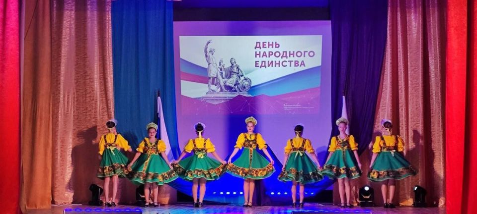 В Урзуфском сельском Доме культуры состоялся большой праздничный концерт «Народов дружная страна», посвященный Дню народного единства В Урзуфском сельском Доме культуры состоялся большой праздничный концерт «Народов дружная страна», посвященный Дню народного единства