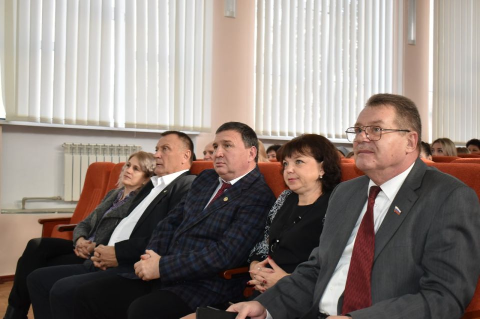 В Амвросиевке отметили День Народного Единства В Амвросиевке отметили День Народного Единства