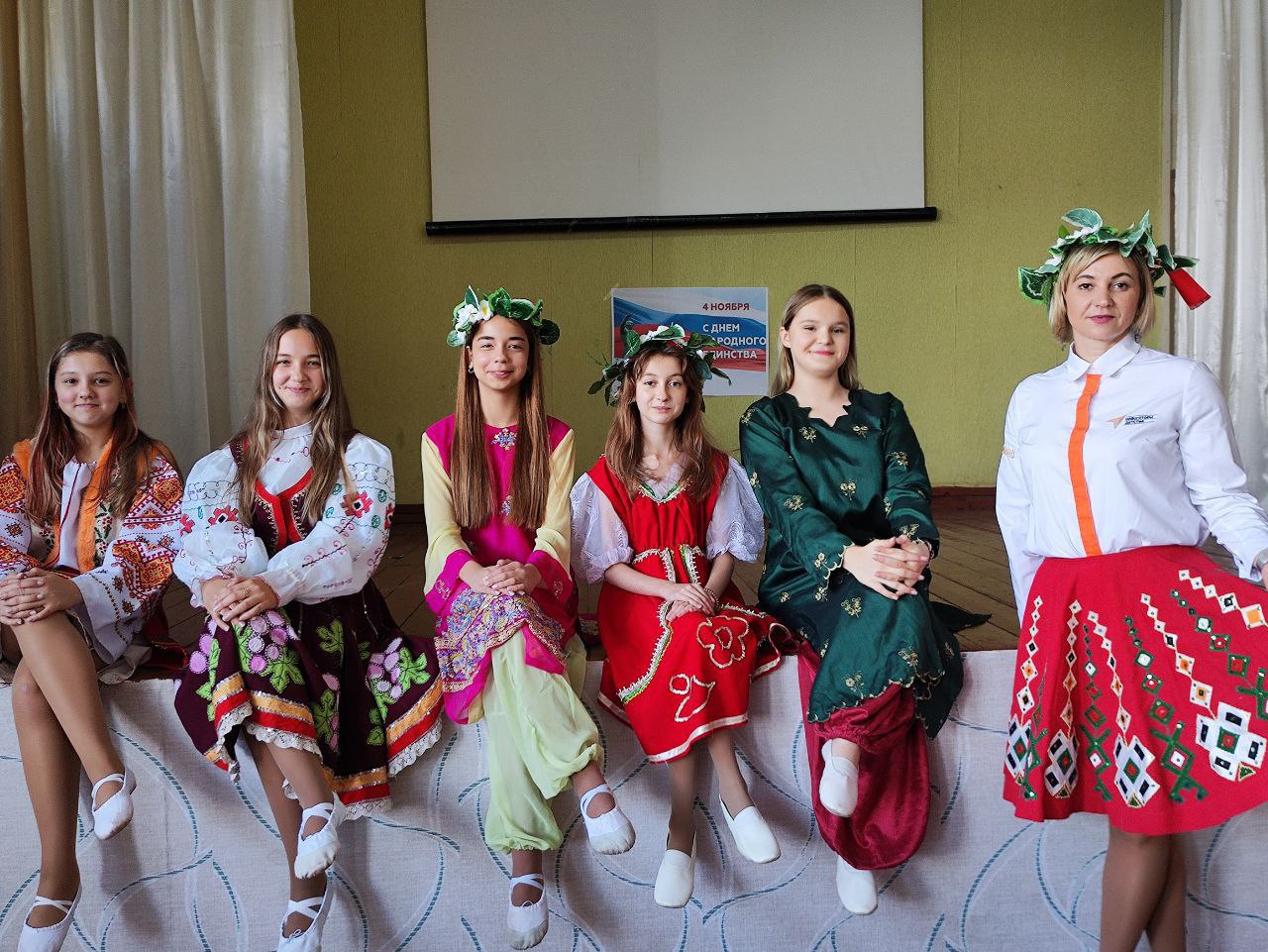 День народного единства. Ежегодно 4 ноября наша страна отмечает День народного единства. Более 190 народов и народностей, проживающих на территории Российской Федерации, объединяет общая история, память и верность традициям День народного единства. Ежегодно 4 ноября наша страна отмечает День народного единства. Более 190 народов и народностей, проживающих на территории Российской Федерации, объединяет общая история, память и верность традициям