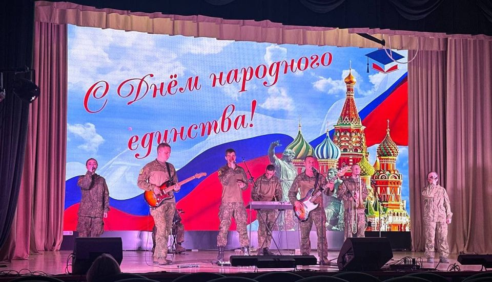 Наталья Великодная: Накануне Дня народного единства в Тельмановском районном Доме культуры состоялся концерт с участием вокально-инструментального ансамбля 200-й артиллерийской бригады Восточного военного округа Наталья Великодная: Накануне Дня народного единства в Тельмановском районном Доме культуры состоялся концерт с участием вокально-инструментального ансамбля 200-й артиллерийской бригады Восточного военного округа