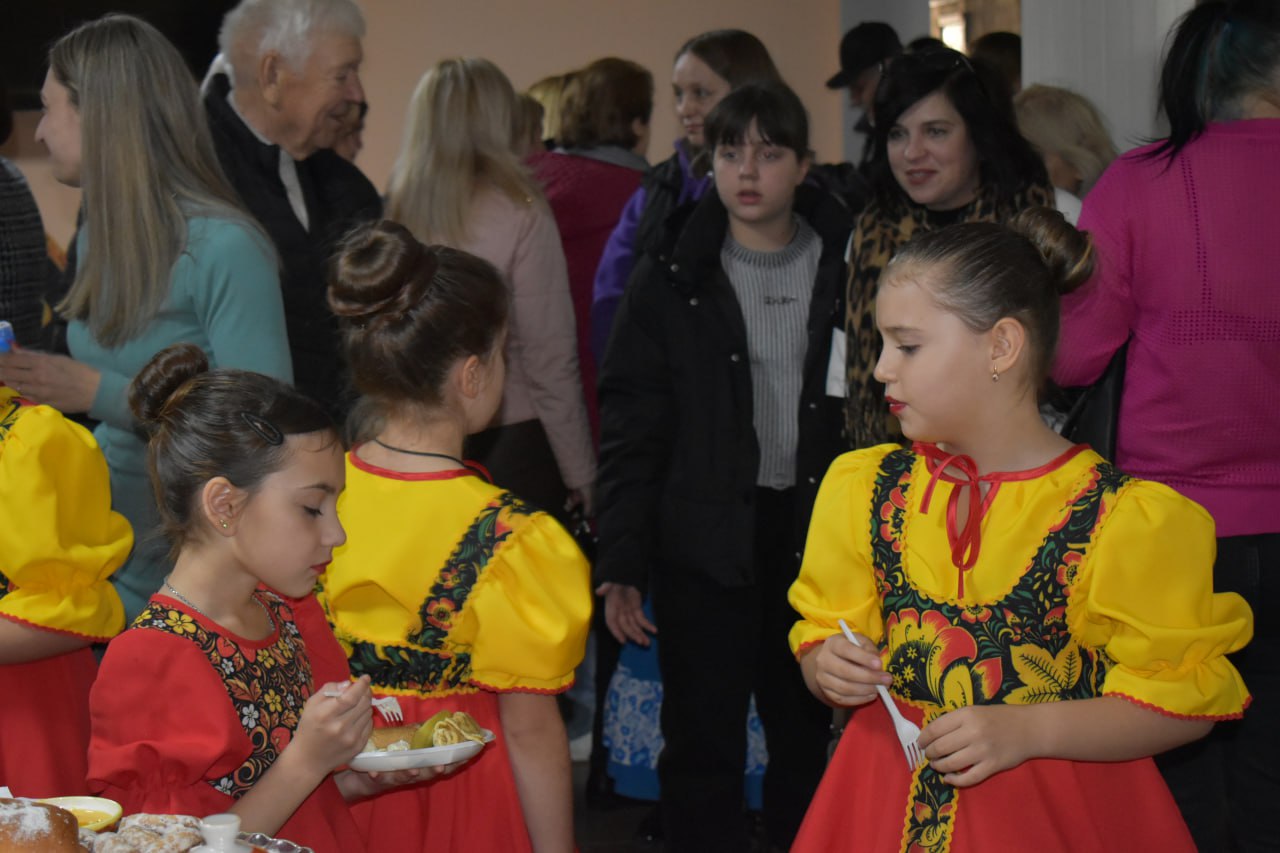 В Амвросиевке отметили День Народного Единства В Амвросиевке отметили День Народного Единства
