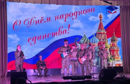 Наталья Великодная: Накануне Дня народного единства в Тельмановском районном Доме культуры состоялся концерт с участием вокально-инструментального ансамбля 200-й артиллерийской бригады Восточного военного округа