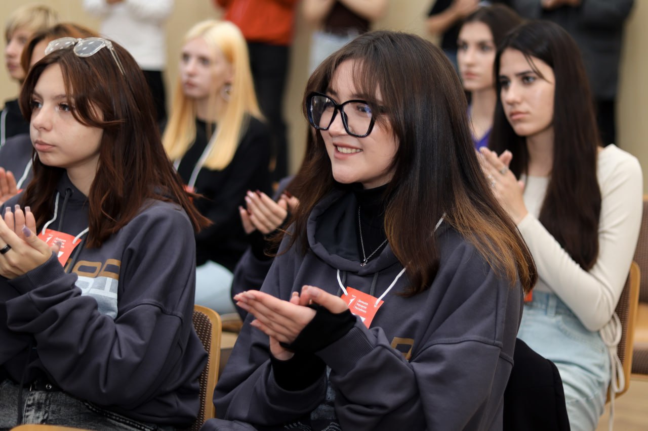 "Источник патриотизма и света": молодежь ДНР отметила День народного единства праздничными гуляниями "Источник патриотизма и света": молодежь ДНР отметила День народного единства праздничными гуляниями