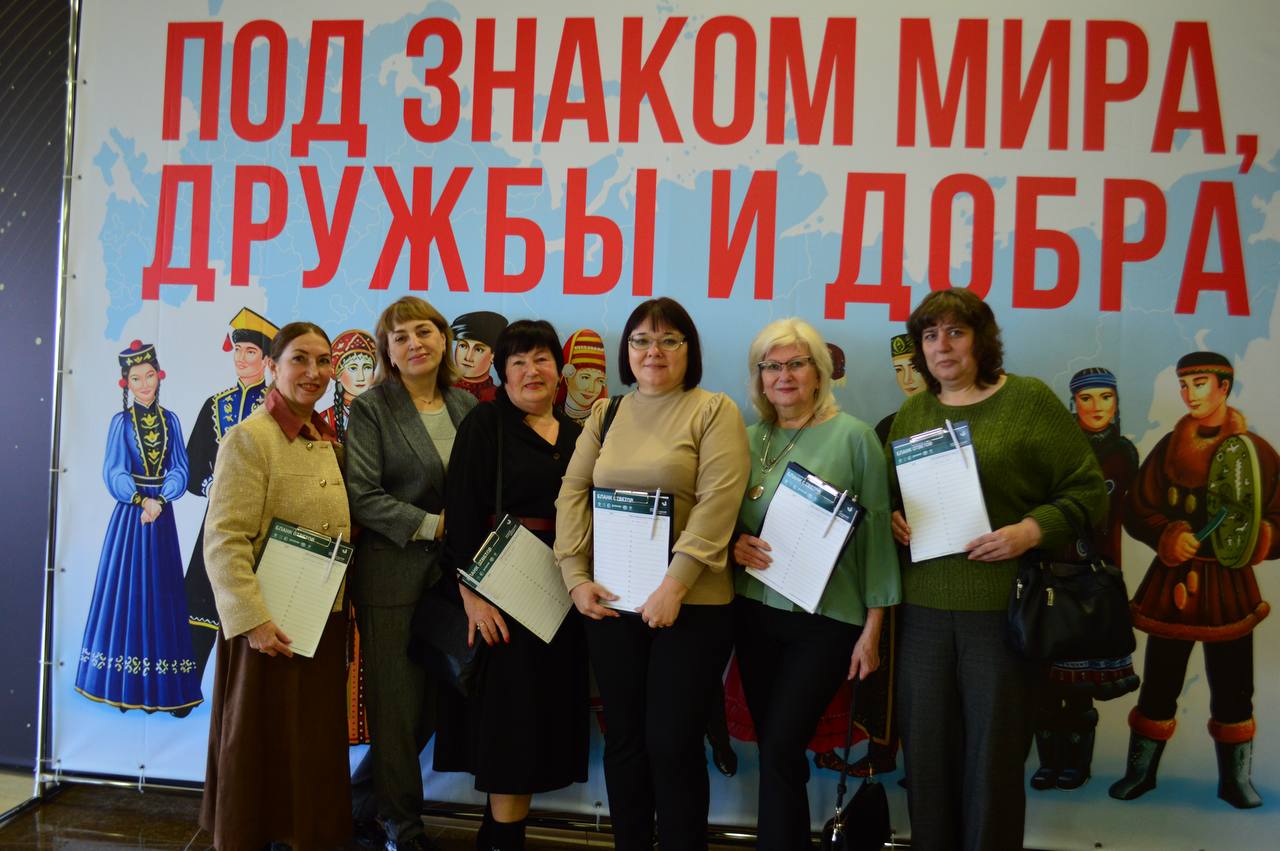 Гигантский флаг, этнографический диктант и вручение паспортов: Как в ДНР отметили День народного единства Гигантский флаг, этнографический диктант и вручение паспортов: Как в ДНР отметили День народного единства