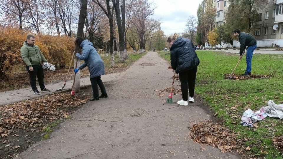 Общегородской субботник. В рамках партийного проекта «Зелёная экономика» партии Единая Россия 1 ноября в городском округе Енакиево состоялся общегородской субботник Общегородской субботник. В рамках партийного проекта «Зелёная экономика» партии Единая Россия 1 ноября в городском округе Енакиево состоялся общегородской субботник