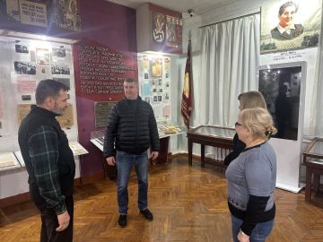 Начальник Старобешевского территориального отдела Администрации Старобешевского муниципального округа Артем Ляшов провел встречу с трудовым коллективом МБУ «Мемориальный музей дважды Героя социалистического труда П.Н....