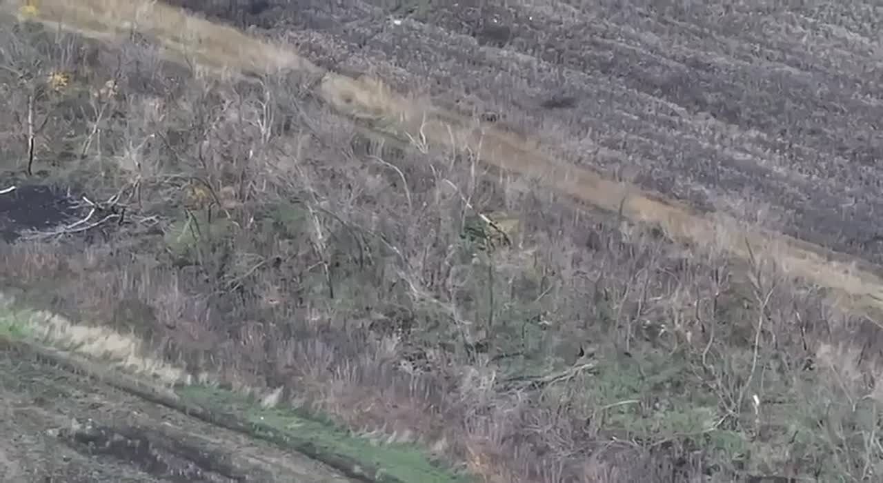 Группа украинских пехотинцев отступает из Покровска под огнем минометов