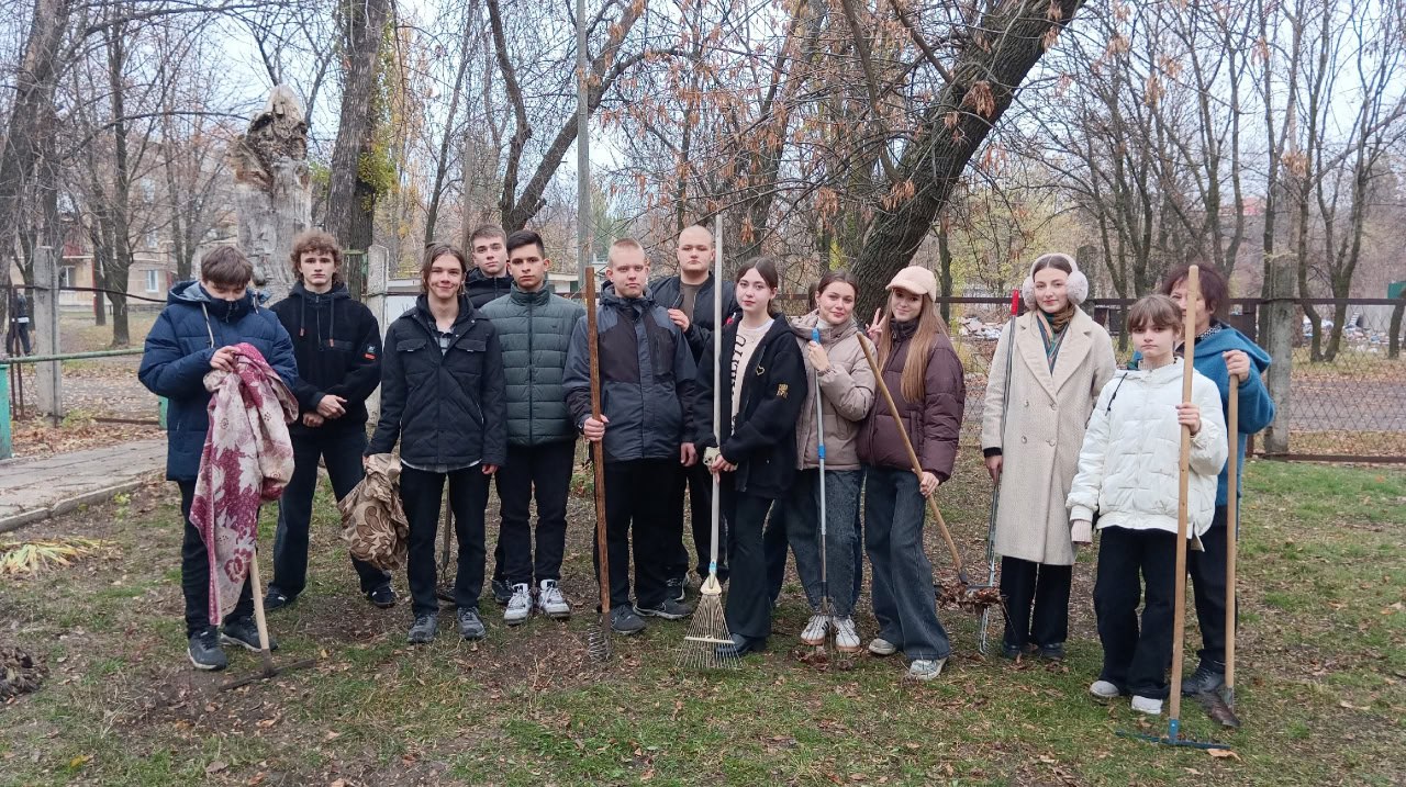 Школьники Ждановки навели порядок на территории школы Школьники Ждановки навели порядок на территории школы