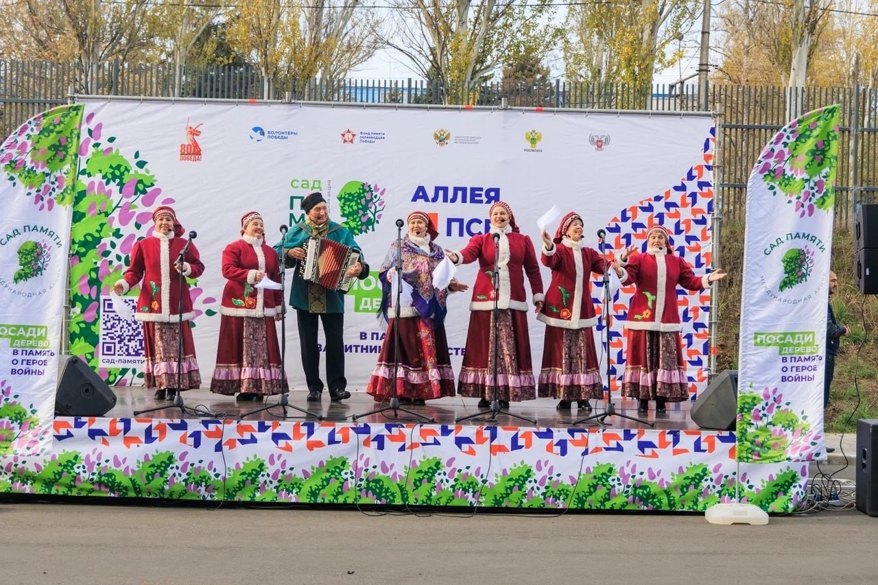 Сажали деревья там, где начинается жизнь: возле перинатального центра в Донецке появился “Сад памяти” Сажали деревья там, где начинается жизнь: возле перинатального центра в Донецке появился “Сад памяти”