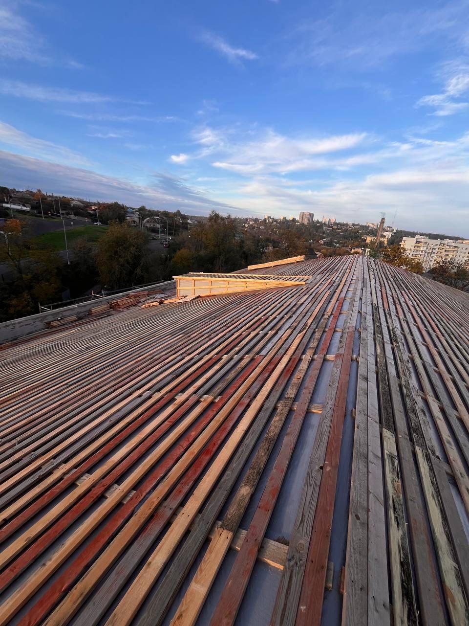 Строители из Ленобласти приступили к финальному этапу ремонта кровли ДК «Чайка»