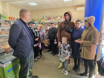 Начальник Коммунаровского территориального отдела Администрации Старобешевского муниципального округа Кистенюк Владимир провел сход с трудовым коллективом ИП Карине и жителями села Коммунаровка