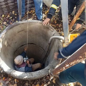 Жительница Мариуполя споткнулась и упала в семиметровый колодец у себя во дворе