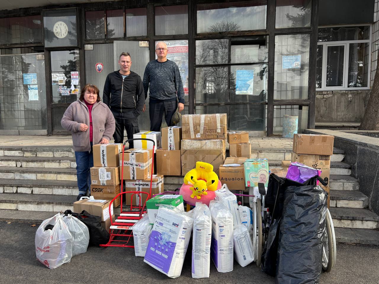 «День единых действий». В День Народного единства, в рамках Всероссийской акции «Россия - семья семей», представители администрации совместно с волонтёрами центра «Дома «День единых действий». В День Народного единства, в рамках Всероссийской акции «Россия - семья семей», представители администрации совместно с волонтёрами центра «Дома