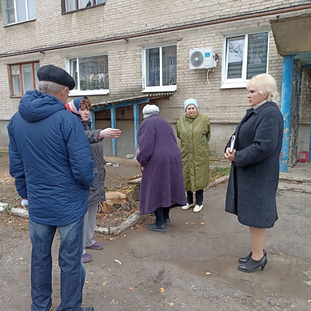 Светлана Тимофеева, начальник Амвросиевского территориального отдела, провела встречу с жителями улицы Молодежная города Амвросиевка