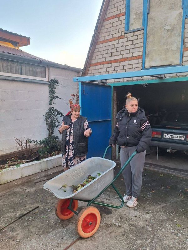 Россия — семья семей. В канун Дня народного единства работники Урзуфского сельского Дома культуры присоединились к всероссийской акции «Россия — семья семей» Россия — семья семей. В канун Дня народного единства работники Урзуфского сельского Дома культуры присоединились к всероссийской акции «Россия — семья семей»