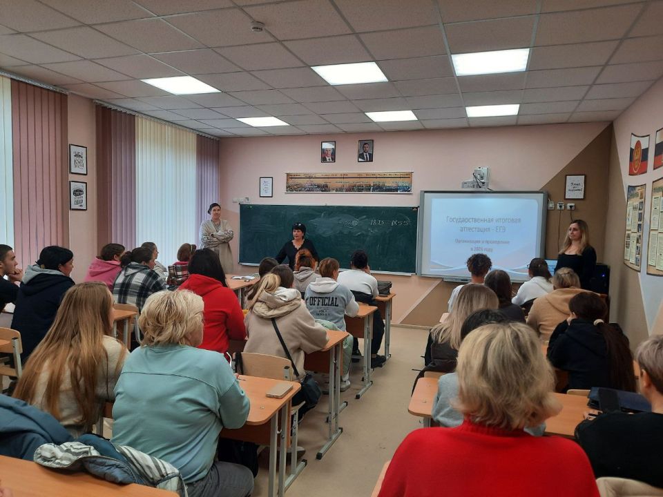 БЕСЕДА С ВЫПУСКНИКАМИ. Казалось бы учебный год только начался, но уже совсем скоро Новый год, и не только сам праздник, а новый год, как новая страница в жизни выпускников всех школ БЕСЕДА С ВЫПУСКНИКАМИ. Казалось бы учебный год только начался, но уже совсем скоро Новый год, и не только сам праздник, а новый год, как новая страница в жизни выпускников всех школ