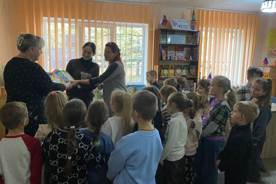Для обучающихся 1-х классов средней школы № 1 провели экскурсию-знакомство с библиотекой Для обучающихся 1-х классов средней школы № 1 провели экскурсию-знакомство с библиотекой