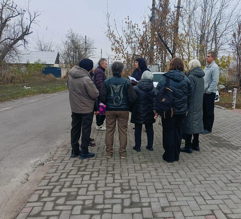 Сегодня, 5 ноября 2025 года, по поручению Главы Республики Дениса Пушилина, активист района Ирина Покрасова провела встречу с жителями по адресу: ул. Погодина,30