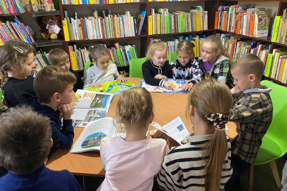 Для обучающихся 1-х классов средней школы № 1 провели экскурсию-знакомство с библиотекой Для обучающихся 1-х классов средней школы № 1 провели экскурсию-знакомство с библиотекой