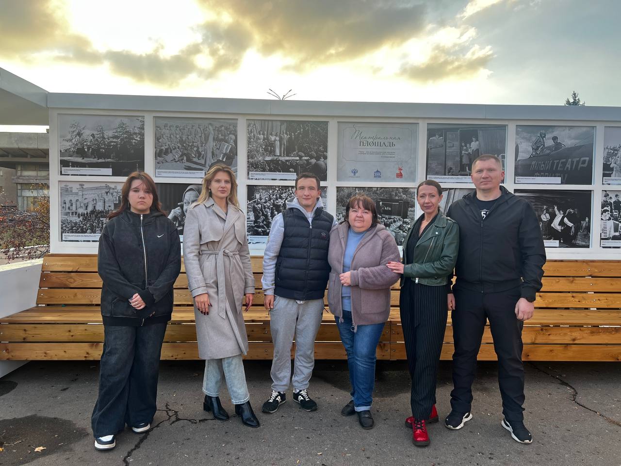 «День единых действий». В День Народного единства, в рамках Всероссийской акции «Россия - семья семей», представители администрации совместно с волонтёрами центра «Дома