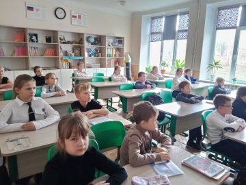 Литературный час. 5 ноября в библиотеке-филиале №3 прошел литературный час «В гостях у Михаила Пляцковского», посвященный 90-летию со дня рождения Михаила Спартаковича Пляцковского, русского советского поэта-песенника...