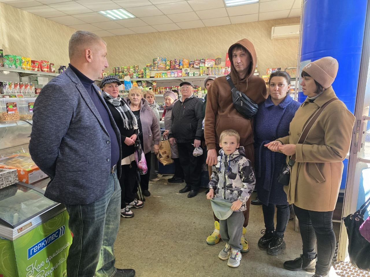 Начальник Коммунаровского территориального отдела Администрации Старобешевского муниципального округа Кистенюк Владимир провел сход с трудовым коллективом ИП Карине и жителями села Коммунаровка