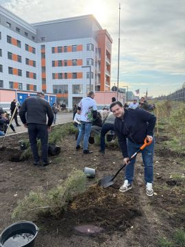 Начальник управления инвестиционной политики и формирования инвестиционного климата Александр Белоглазов совместно с АНО "Сад памяти" высадили более 800 различных деревьев и кустарников на территории Перинатального центра в...