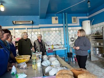 Сегодня заместитель главы Администрации Володарского муниципального округа Полтарак В.В провела встречу с трудовым коллективом пункта временного размещения