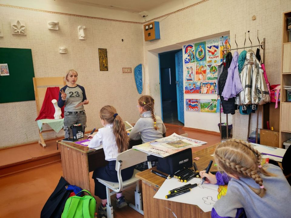Сегодня, 5 ноября, для отдела ИЗО в СШ №17 преподавателем отдела ИЗО была проведена тематическая беседа с учащимися третьей группы "Братья навек", на которой они узнали историю возникновения праздника, и какую роль в истории... Сегодня, 5 ноября, для отдела ИЗО в СШ №17 преподавателем отдела ИЗО была проведена тематическая беседа с учащимися третьей группы "Братья навек", на которой они узнали историю возникновения праздника, и какую роль в истории...