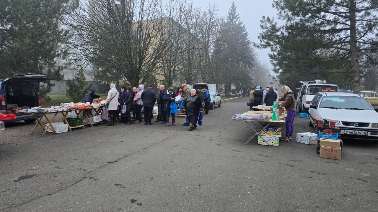 В поселке Старобешево состоялась выездная торговая ярмарка
