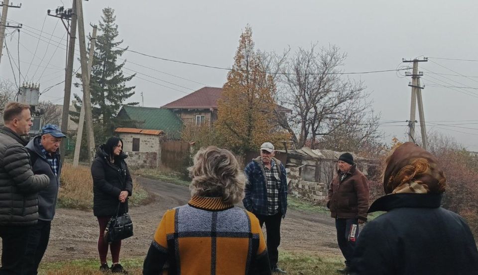 Сегодня, 5 ноября, в рамках поручения Главы ДНР Дениса Пушилина, спикер-активист Ольга Осипчук провела встречу с жителями пгт Ясиновка по ул. Советская, 6 Сегодня, 5 ноября, в рамках поручения Главы ДНР Дениса Пушилина, спикер-активист Ольга Осипчук провела встречу с жителями пгт Ясиновка по ул. Советская, 6