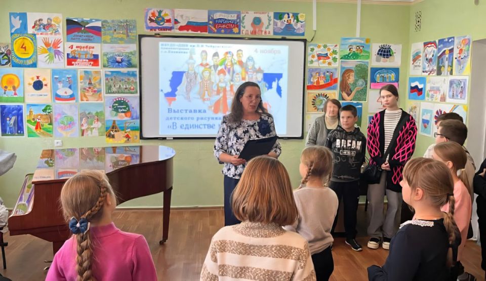 Выставка детского рисунка «В единстве наша сила» Выставка детского рисунка «В единстве наша сила»