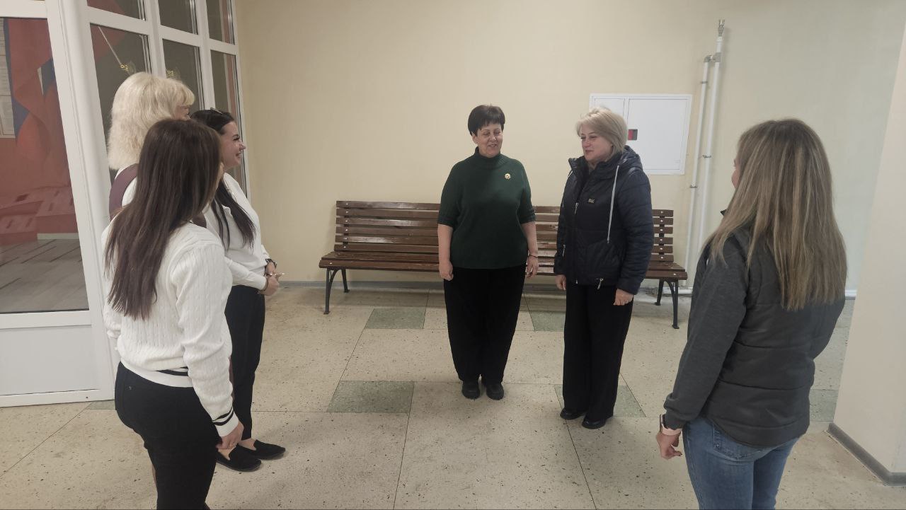 ВСТРЕЧИ С ЖИТЕЛЯМИ. 05 ноября 2025 года депутаты Ясиноватского муниципального совета Донецкой Народной Республики от фракции «Единая Россия» Ольга Безуглая, Елена Асаул провели встречи с жителями, во исполнение поручения...