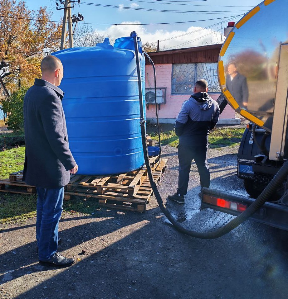 Депутат Торезского городского совета Иван Масленников проконтролировал подвоз воды в ранее установленную емкость по ул. Волховская