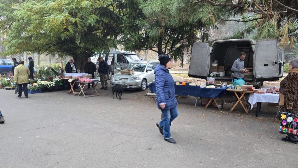 В поселке Старобешево состоялась выездная торговая ярмарка В поселке Старобешево состоялась выездная торговая ярмарка