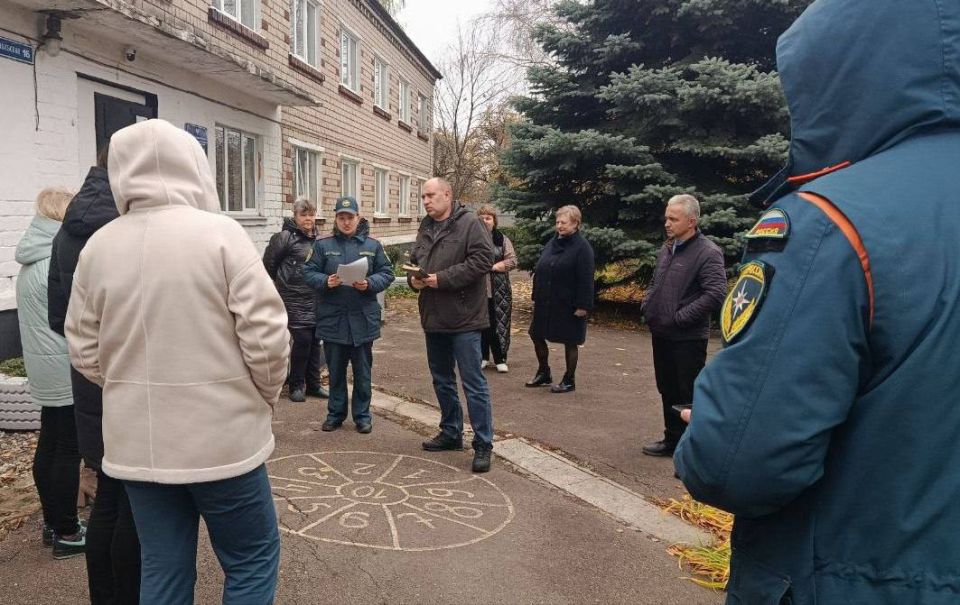 5 ноября первый заместитель руководителя Управы Советского внутригородского района Администрации городского округа Макеевка Сергей Савельев провел встречу с жителями района вблизи ГКДОУ «Детский сад № 82 общеразвивающего... 5 ноября первый заместитель руководителя Управы Советского внутригородского района Администрации городского округа Макеевка Сергей Савельев провел встречу с жителями района вблизи ГКДОУ «Детский сад № 82 общеразвивающего...