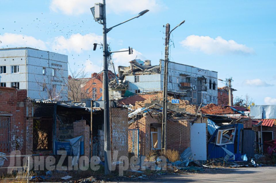 “Чистим, метем, убираем – работаем”: как живут люди в Курахово через 10 месяцев после освобождения города “Чистим, метем, убираем – работаем”: как живут люди в Курахово через 10 месяцев после освобождения города