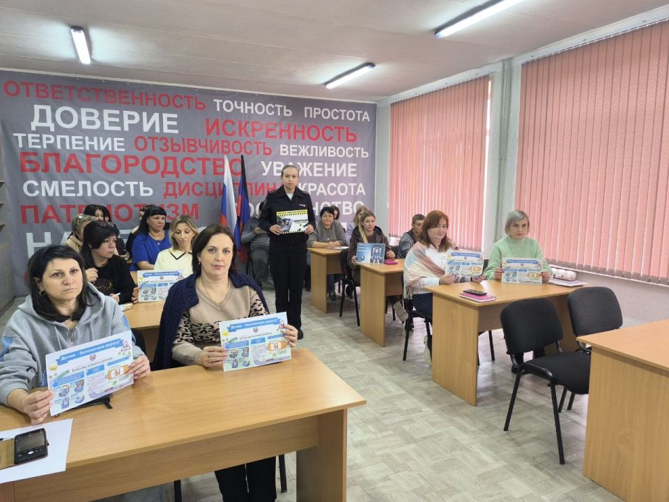 В Горловке автоинспекторы провели профилактические беседы о безопасной перевозке детей В Горловке автоинспекторы провели профилактические беседы о безопасной перевозке детей