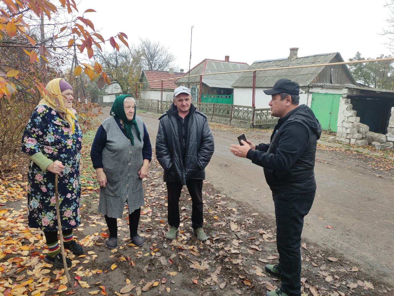 Сегодня, 05 ноября 2025 года, заведующий Луганским территориальным сектором Хайитбоев Бобораим Маматович провёл встречу с жителями села Красный Пахарь городского округа Дебальцево