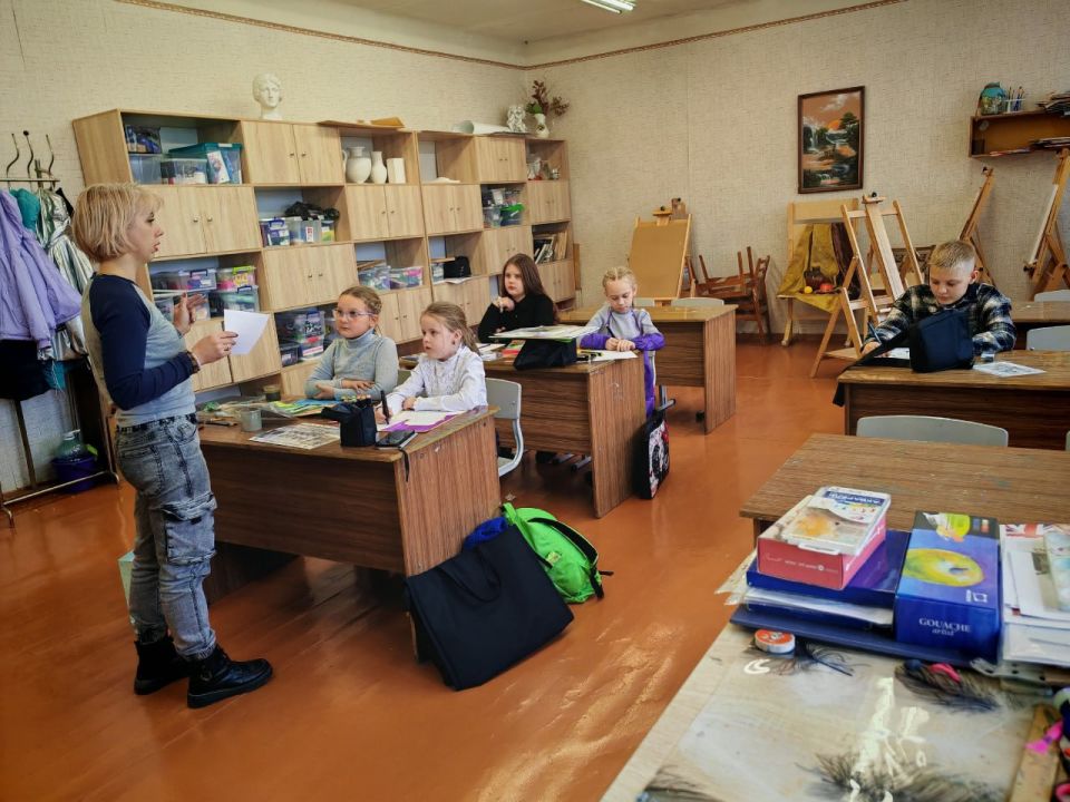 Сегодня, 5 ноября, для отдела ИЗО в СШ №17 преподавателем отдела ИЗО была проведена тематическая беседа с учащимися третьей группы "Братья навек", на которой они узнали историю возникновения праздника, и какую роль в истории... Сегодня, 5 ноября, для отдела ИЗО в СШ №17 преподавателем отдела ИЗО была проведена тематическая беседа с учащимися третьей группы "Братья навек", на которой они узнали историю возникновения праздника, и какую роль в истории...