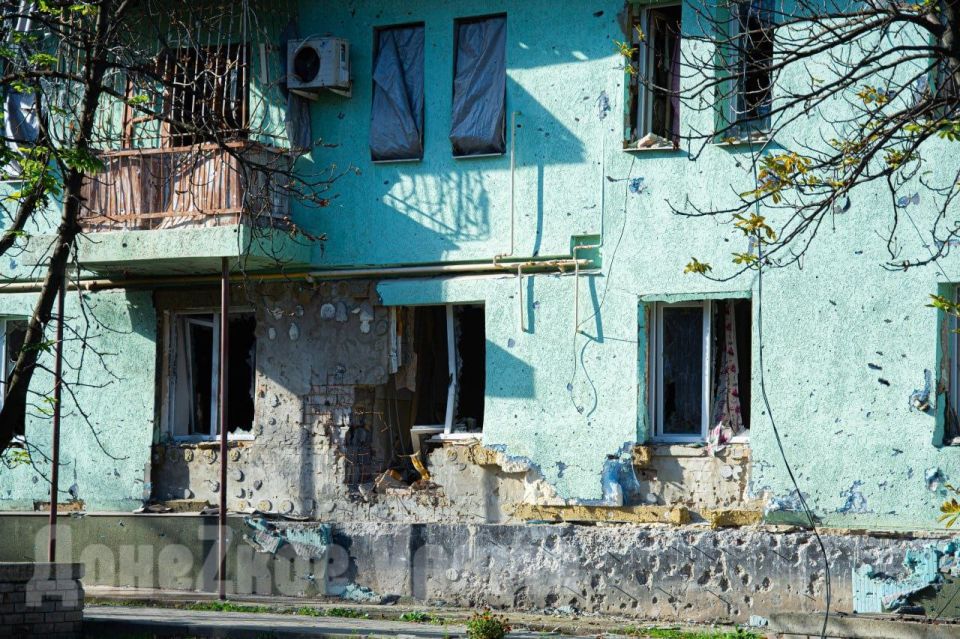 “Чистим, метем, убираем – работаем”: как живут люди в Курахово через 10 месяцев после освобождения города “Чистим, метем, убираем – работаем”: как живут люди в Курахово через 10 месяцев после освобождения города