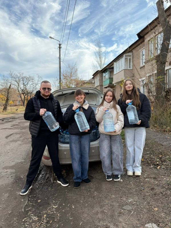 Роман Конев: 4 ноября 2025 года депутат Горловского городского совета Донецкой Народной Республики от фракции «Единая Россия» Даниил Карабаев организовал подвоз воды гражданам Роман Конев: 4 ноября 2025 года депутат Горловского городского совета Донецкой Народной Республики от фракции «Единая Россия» Даниил Карабаев организовал подвоз воды гражданам