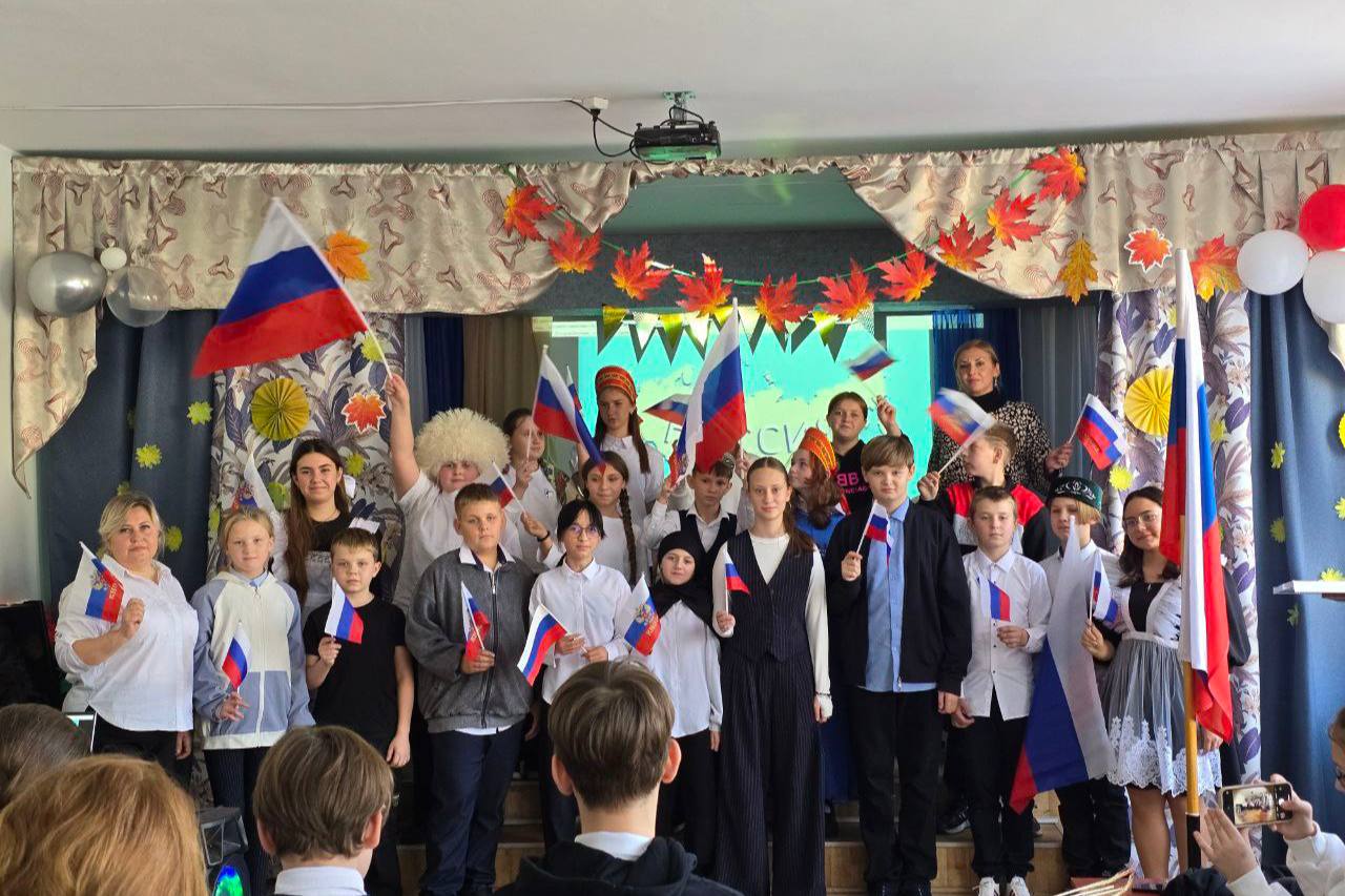 Вместе мы — сила!. В Донецкой Народной Республике прошли масштабные народные гуляния в День народного единства, в которых приняли участие свыше 4000 жителей Вместе мы — сила!. В Донецкой Народной Республике прошли масштабные народные гуляния в День народного единства, в которых приняли участие свыше 4000 жителей