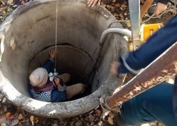 Жительница Мариуполя чудом осталась жива после падения в 7-метровый колодец