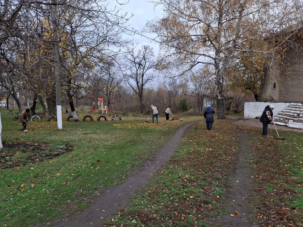 1 ноября, коллектив МУНИЦИПАЛЬНОГО БЮДЖЕТНОГО УЧРЕЖДЕНИЯ "ЦЕНТР КУЛЬТУРЫ И ДОСУГА ПГТ КРИНИЧНАЯ ГОРОДСКОГО ОКРУГА МАКЕЕВКА" провели сезонные работы по уборке территории от мусора, листьев и травы с целью реализации... 1 ноября, коллектив МУНИЦИПАЛЬНОГО БЮДЖЕТНОГО УЧРЕЖДЕНИЯ "ЦЕНТР КУЛЬТУРЫ И ДОСУГА ПГТ КРИНИЧНАЯ ГОРОДСКОГО ОКРУГА МАКЕЕВКА" провели сезонные работы по уборке территории от мусора, листьев и травы с целью реализации...