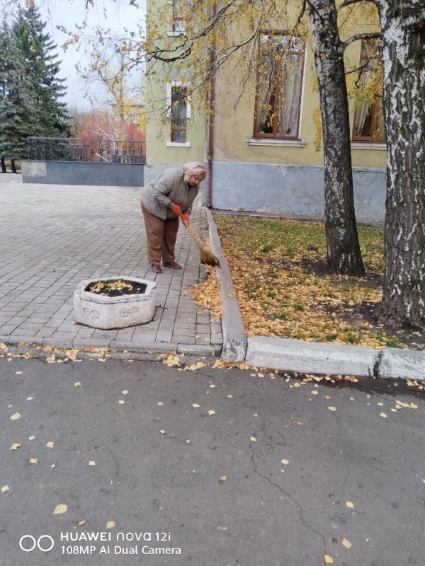 1 ноября в золотой, осенний день Дворец культуры ясиновцев организовал субботник по уборке нашей площади, с целью реализации партийного проекта "Городская Среда" 1 ноября в золотой, осенний день Дворец культуры ясиновцев организовал субботник по уборке нашей площади, с целью реализации партийного проекта "Городская Среда"