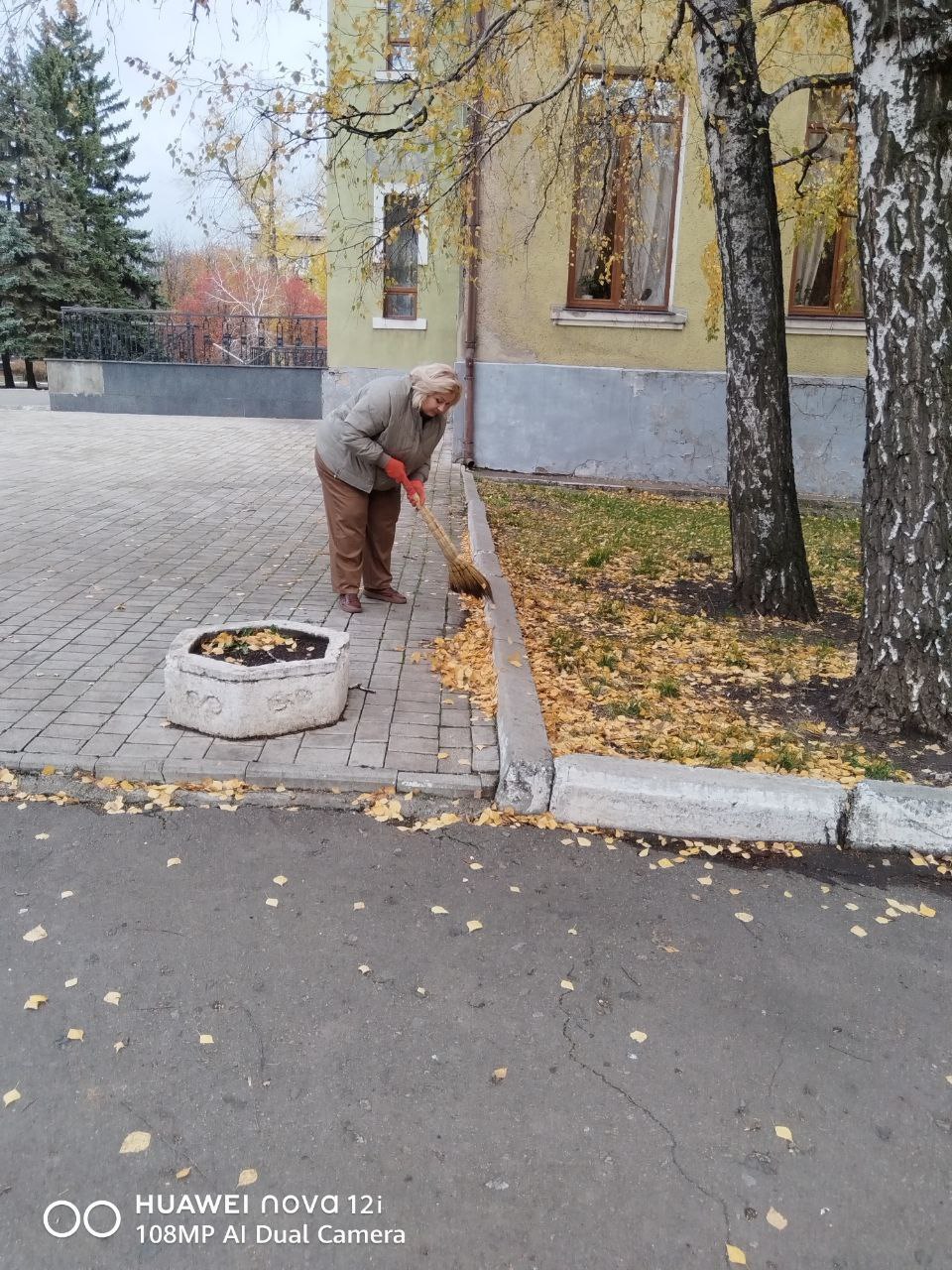 1 ноября в золотой, осенний день Дворец культуры ясиновцев организовал субботник по уборке нашей площади, с целью реализации партийного проекта "Городская Среда" 1 ноября в золотой, осенний день Дворец культуры ясиновцев организовал субботник по уборке нашей площади, с целью реализации партийного проекта "Городская Среда"