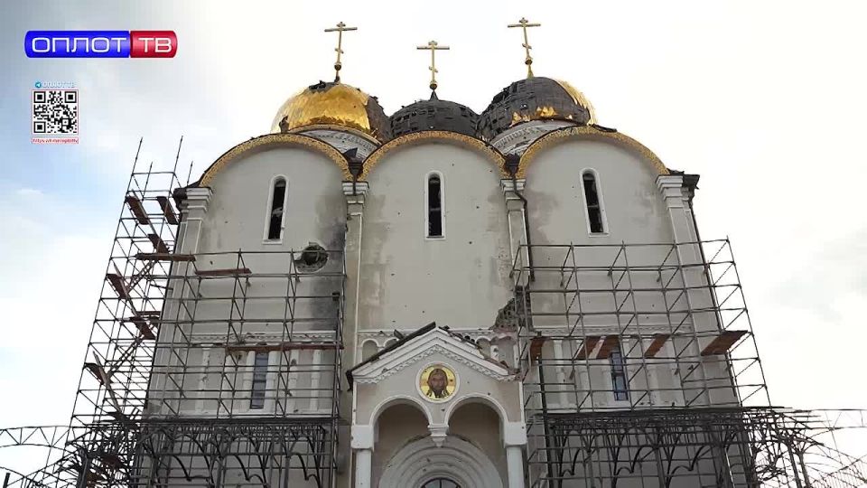 В единстве духа и веры . Шрамы на стенах монастыря, крестный ход и светлые лица людей