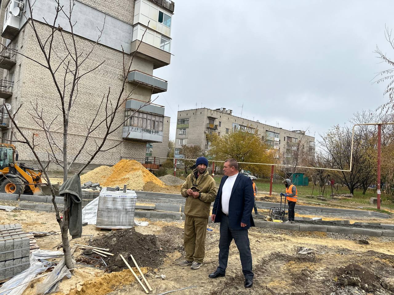 Денис Зубов: Администрацией городского округа Иловайск продолжаются работы по реализации мероприятия "благоустройство сквера в районе дома № 1 по переулку Театральный" Денис Зубов: Администрацией городского округа Иловайск продолжаются работы по реализации мероприятия "благоустройство сквера в районе дома № 1 по переулку Театральный"