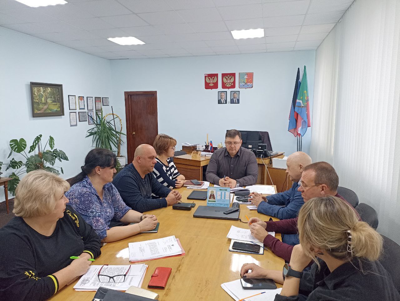 Василий Овчаров: Сегодня, 5 ноября, провел оперативное совещание по рабочим вопросам с участием заместителей Главы и руководителей структурных подразделений Администрации округа